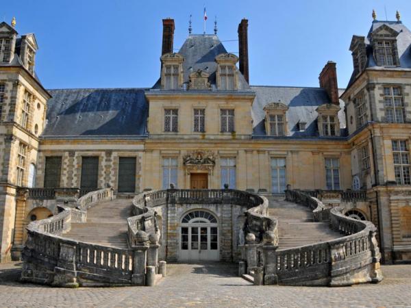 Fontainebleau Palace  Fontainebleau, Paris, Château chambord