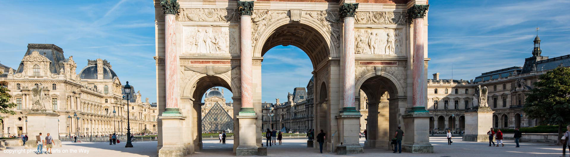 ARC DU CARROUSEL OUTSIDE THE LOUVRE